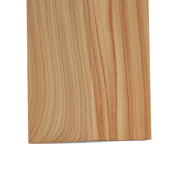 Nahaufnahme einer hellbraunen Oberfläche in Holzoptik mit deutlicher Maserung.