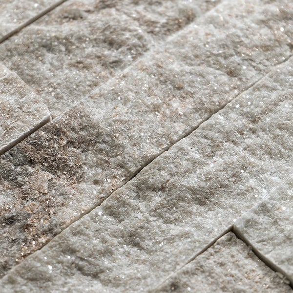 Natursteinriemchen mit rauer Oberfläche in Ziegeloptik für Wandverkleidungen im Innen und Außenbereich