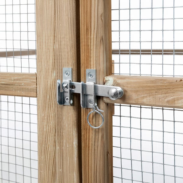 Detailaufnahme eines Verschlussriegels an einem Holzzaun mit Drahtgitter