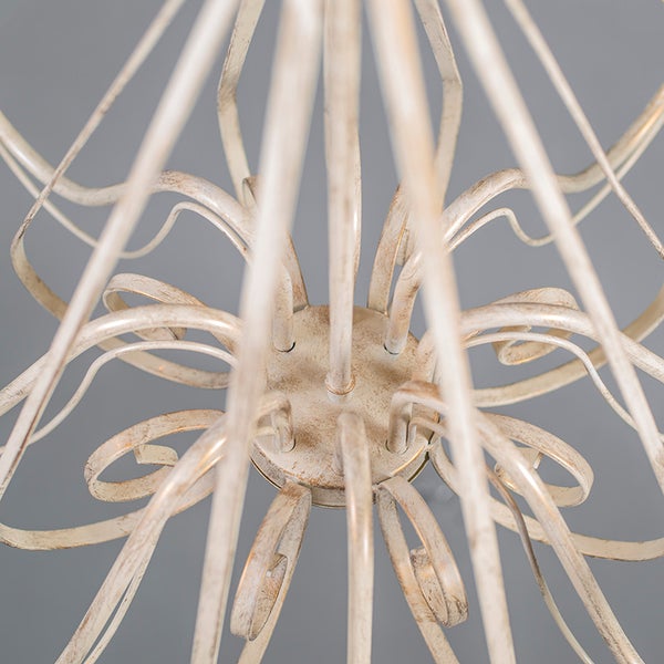 Detailansicht einer Deckenleuchte mit geschwungenen Metallelementen