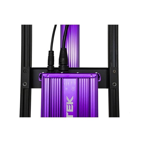 Detailansicht einer Lumatek LED Pflanzenlampe mit violettem Gehäuse und Kabelanschlüssen auf einem schwarzen Rahmen.