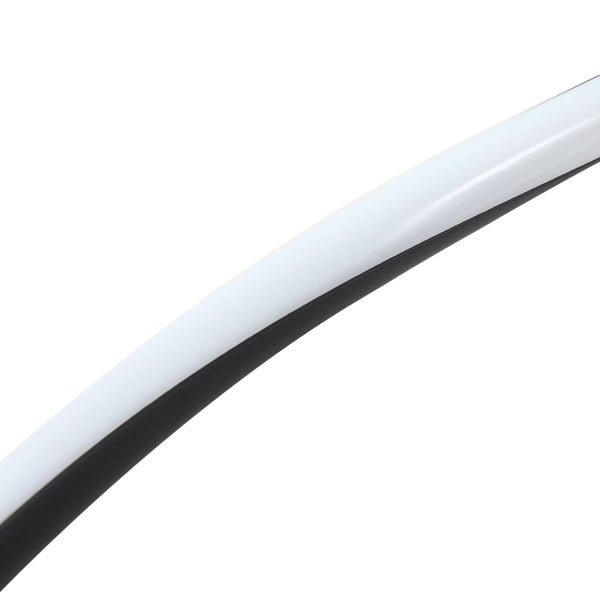 Detailansicht eines gebogenen LED-Lichtprofils mit weißem Diffusor und dunkler Basis.