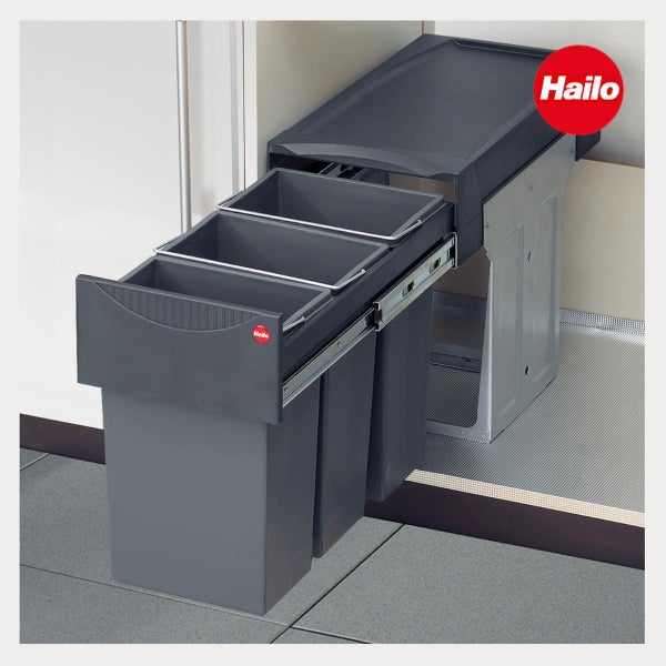 Hailo Einbau-Abfallsammler mit drei Kunststoffbehältern auf Teleskopschienen für Küchenschränke. Hailo Logo.