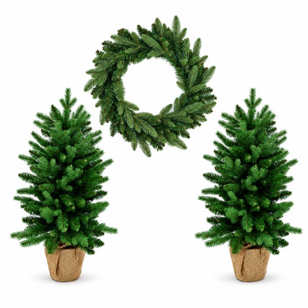 Zwei kleine künstliche Weihnachtsbäume im Jutesack und ein passender Weihnachtskranz als Set für die festliche Dekoration.