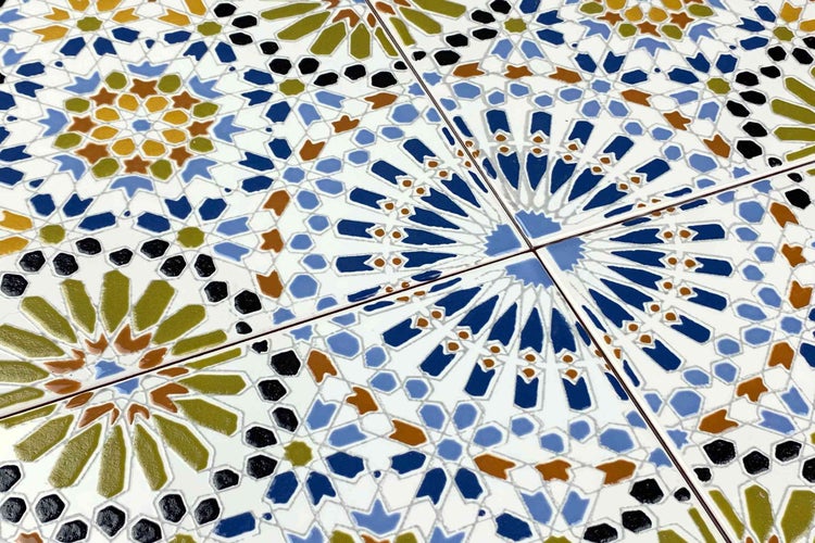 Mehrfarbige Fliesen mit geometrischem Muster