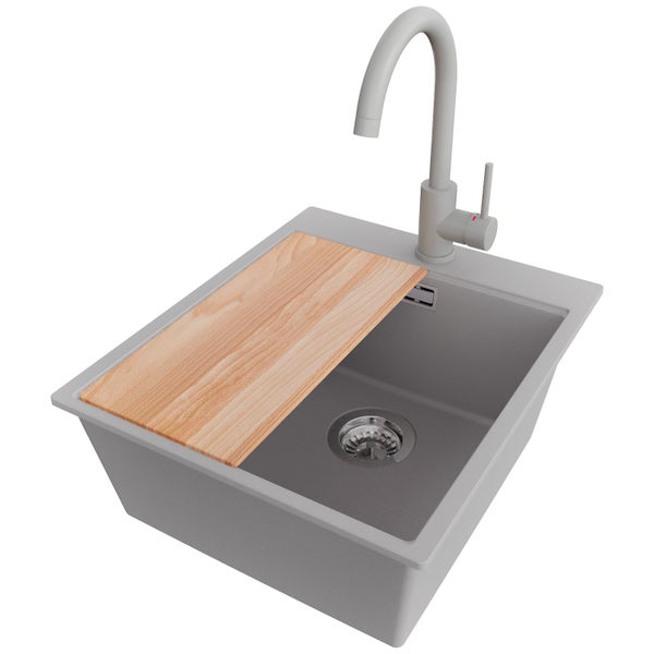 Küchenspüle mit Schneidebrett und Armatur