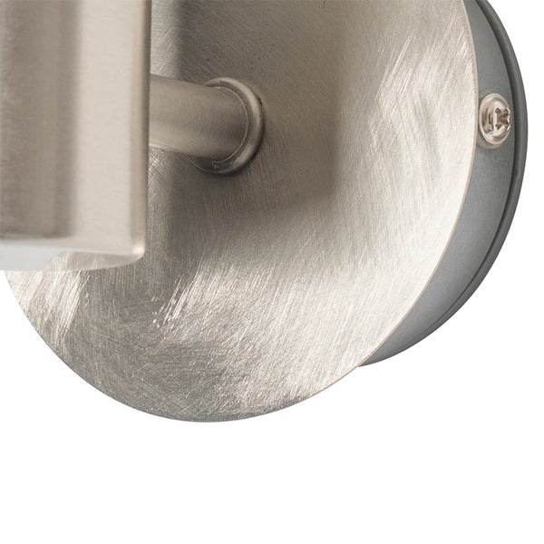Detailaufnahme einer runden Wandhalterung aus gebürstetem Metall für eine Wandleuchte mit sichtbarer seitlicher Schraube.
