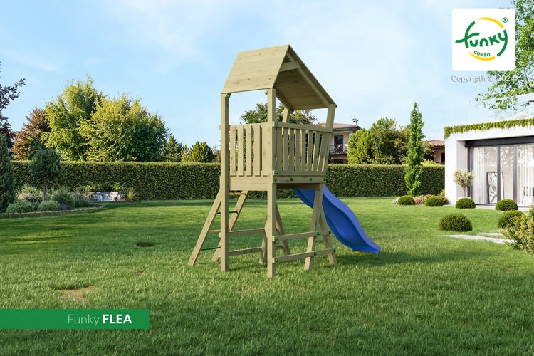 Spielturm aus Holz für Kinder im Garten mit Satteldach, blauer Rutsche und einer Holzleiter auf einer hellen Rasenfläche.