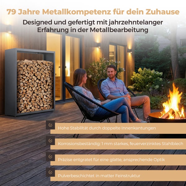 Stabiles, korrosionsbeständiges Kaminholzregal aus Metall auf einer Terrasse mit Sitzgelegenheit und Feuerschale in einem Garten.