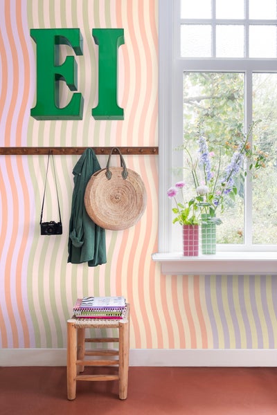 Flur mit gestreifter Tapete, Garderobe, Dekoration und Fenster