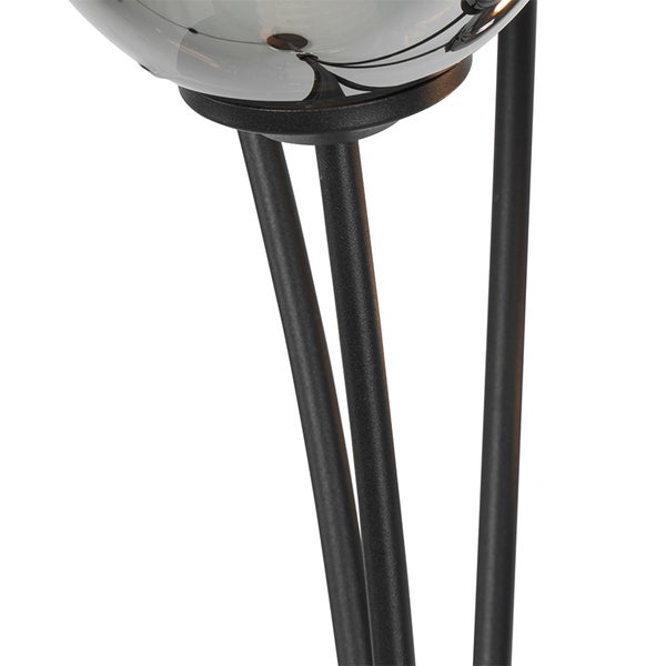 Detailaufnahme einer Stehlampe mit Metallfuß und Lampenschirm