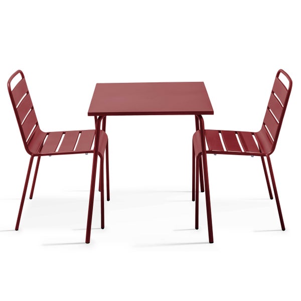 Modernes Gartenmöbel-Set aus Metall mit einem quadratischen Tisch und zwei Lattenstühlen in Rot.