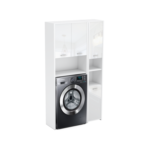Waschmaschine in einem weißen Waschmaschinenschrank mit Regalen
