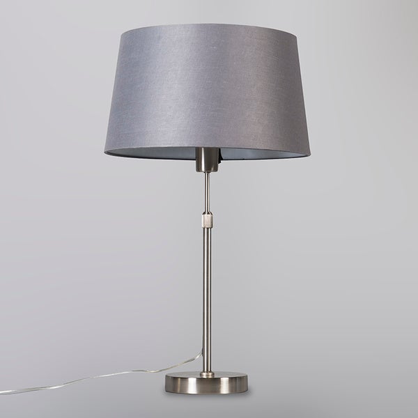 Graue Tischleuchte mit Textilschirm und Metallsockel