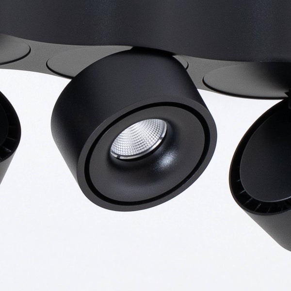 Zylinderförmiger LED-Strahler in Schwarz, Nahaufnahme der Leuchte.