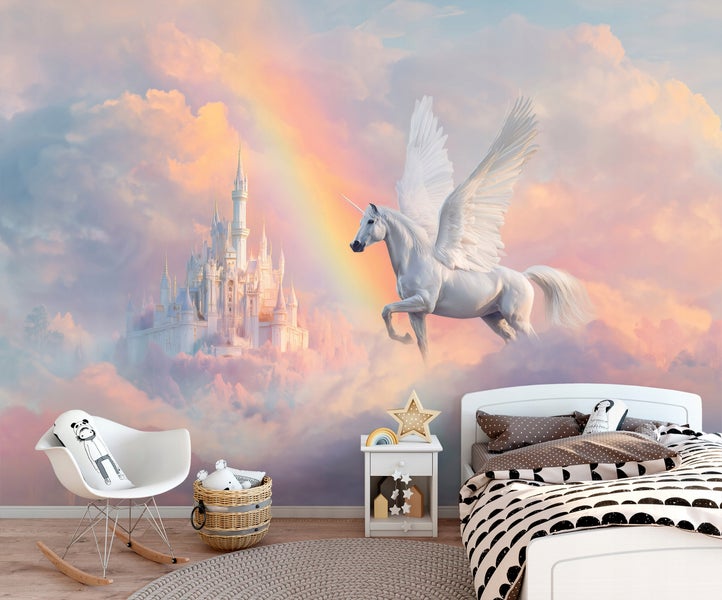 Kinderzimmer mit Wandbild eines Einhorns mit Flügeln, einem Schloss und Regenbogen in den Wolken, inklusive Bett und Schaukelstuhl.
