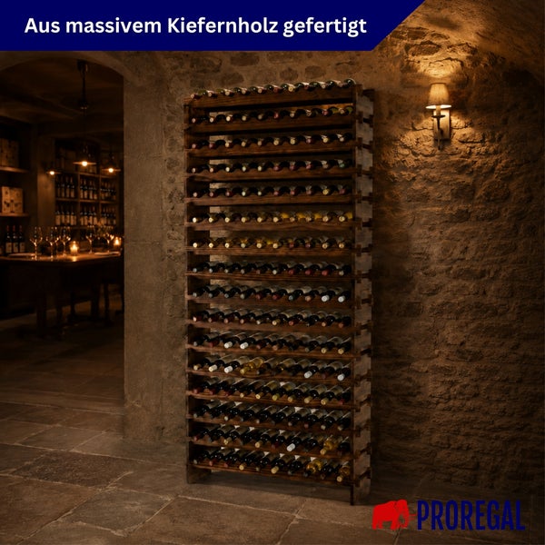 Hohes Weinregal aus dunklem Kiefernholz, gefüllt mit Weinflaschen in einem rustikalen Weinkeller mit Steinmauer.