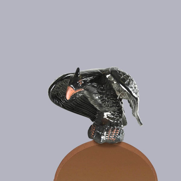 Firstfigur Adler aus glasierter Keramik für das Dach.