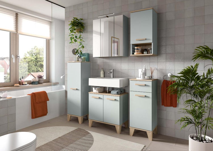 Modernes Badezimmermöbel-Set in heller Optik mit Waschbecken, Spiegelschrank, Hochschrank, Unterschrank und Hängeschrank in einem hellen Badezimmer.