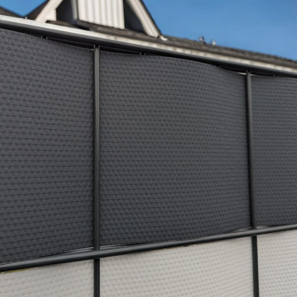 Sichtschutzzaun mit Stahlrahmen und Kunststoffpaneelen