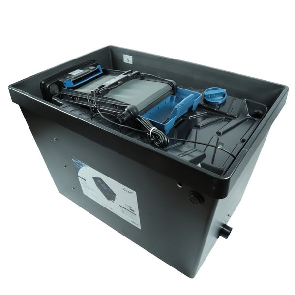 Oase Teichfilter BioTec ScreenMatic 145000 mit mechanischem Grobschmutzabscheider und Schmutzauffangschale.