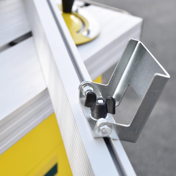 Detailansicht eines Metallsägetischs mit Anschlagwinkel