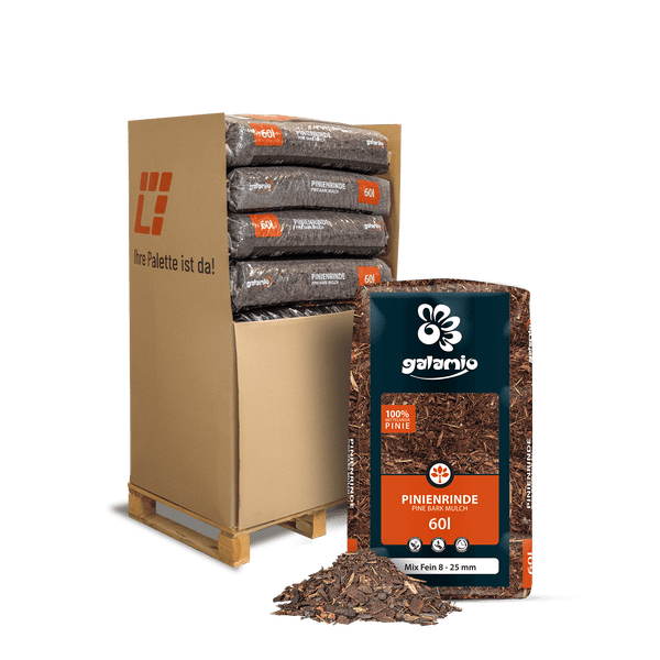 Pinienrinde galamio 8 bis 25 mm Fein Mix, 60 Liter Säcke gestapelt auf einer Palette in einem Karton mit Hornbach Logo.