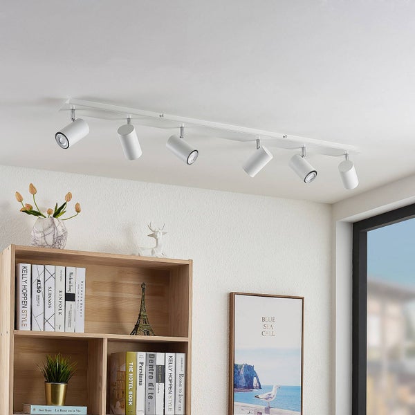 Deckenleuchte mit sechs Strahlern in einem hellen Raum