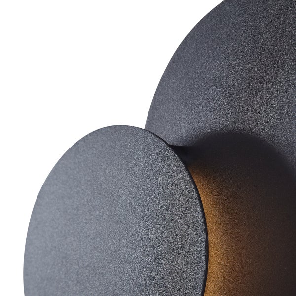 Detailaufnahme einer runden Wandleuchte