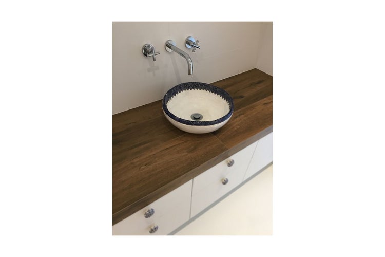 Aufsatzwaschbecken mit Armatur auf einem Waschtischunterschrank