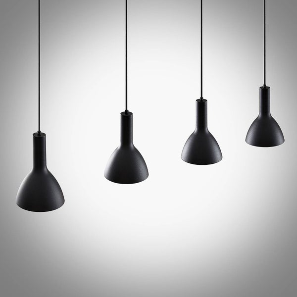 Vier moderne Pendelleuchten in mattem Schwarz mit glockenförmigen Lampenschirmen und dünnen Kabeln.
