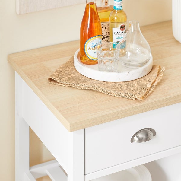 Detailaufnahme eines weißen Beistelltisches mit hellem Holzaufsatz, dekoriert mit Getränken auf einem Tablett