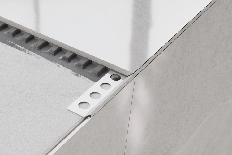 Fliesenprofil mit runden Aussparungen an einer gefliesten Ecke