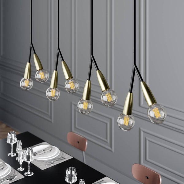 Hängelampe mit mehreren Pendeln über einem Esstisch