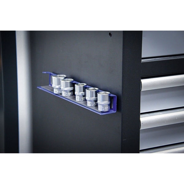 Steckschlüssel auf Halterung am Werkzeugschrank