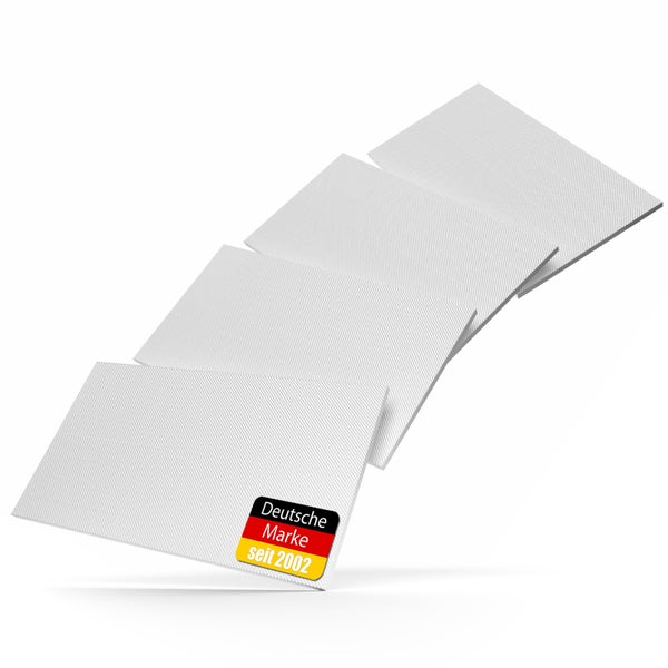 Mehrere weiße Vliestücher mit dem Zeichen Deutsche Marke seit 2002