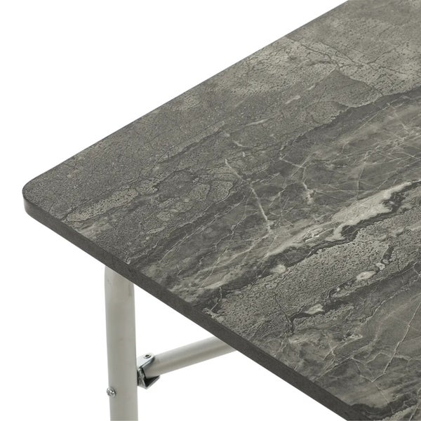 Eckdetail eines Klapptisches mit Tischplatte in Steinoptik und Metallbeinen.