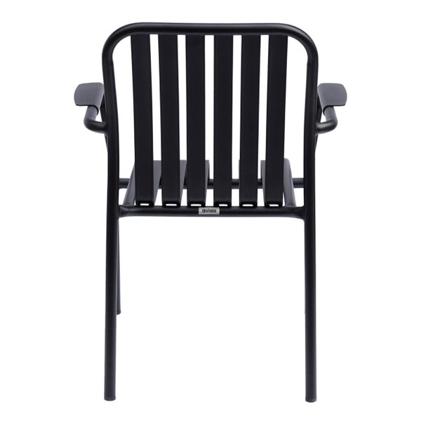 Set aus vier weißen Gartenstühlen mit Armlehnen und Rückenlehne mit Latten.