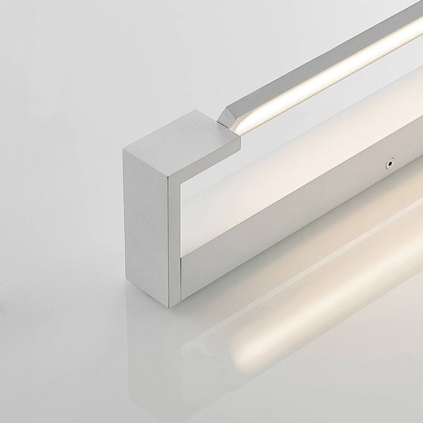 Detailansicht einer modernen, rechteckigen LED-Wandleuchte aus Aluminium mit integrierten Leuchtstreifen oben und unten.
