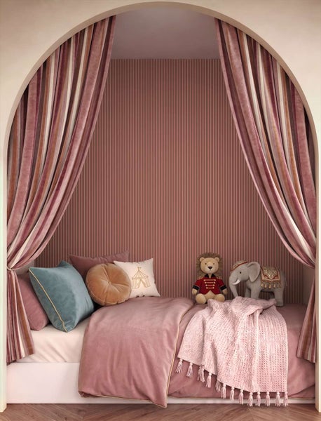Nische im Kinderzimmer mit gestreifter Tapete, Samtvorhängen und einem Bett, dekoriert mit Plüschtieren und Kissen im verspielten Zirkus Design.