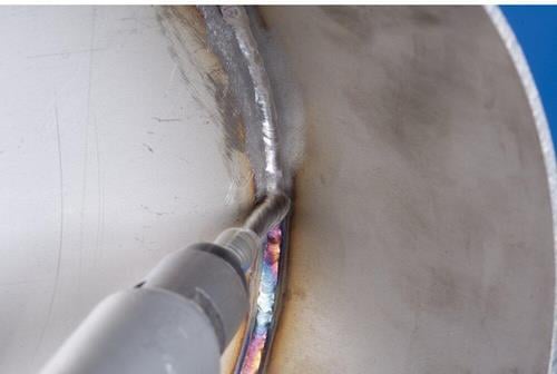 Elektrowerkzeug zum Reinigen einer Schweissnaht an einem Metallrohr