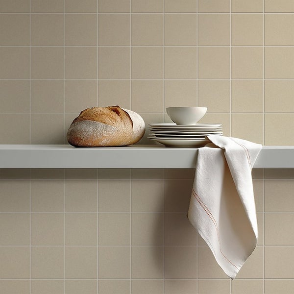 Wandfliesen im quadratischen Format als Fliesenspiegel in einer Küche mit Regal Brot und Geschirr.
