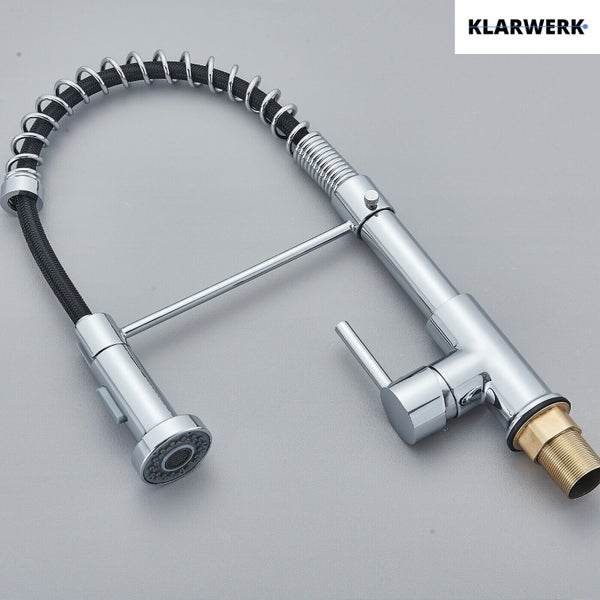 Küchenarmatur mit flexiblem Federauslauf, Einhebelmischer und herausziehbarer Geschirrbrause. Klarwerk Logo.