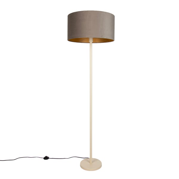 Moderne Stehlampe mit zylindrischem Lampenschirm und schlankem Metallgestell für Wohnzimmerbeleuchtung.