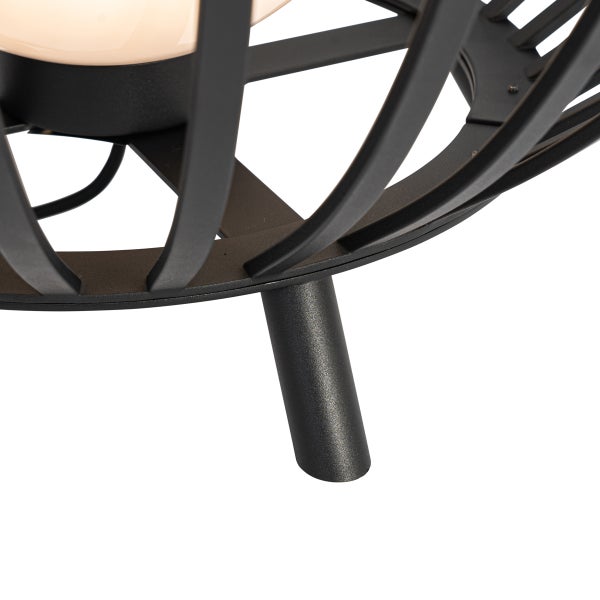 Detailansicht einer schwarzen Gartenleuchte mit Lampenfuß