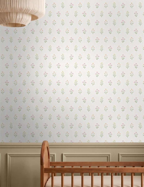 Tapete mit floralem Muster an einer Wand mit Paneelen hinter einem Kinderbett aus Holz.