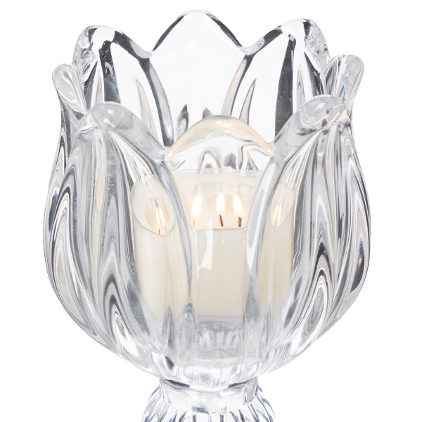Windlicht aus klarem Glas in Tulpenform mit brennender weißer Kerze.