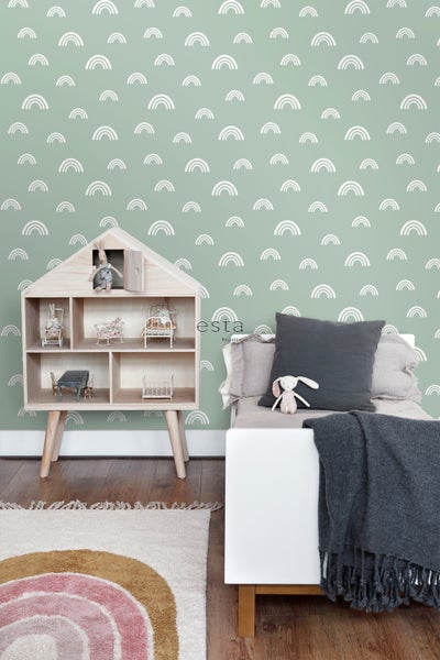 Kinderzimmer mit Regenbogen Tapete, Puppenhaus und weißem Kinderbett