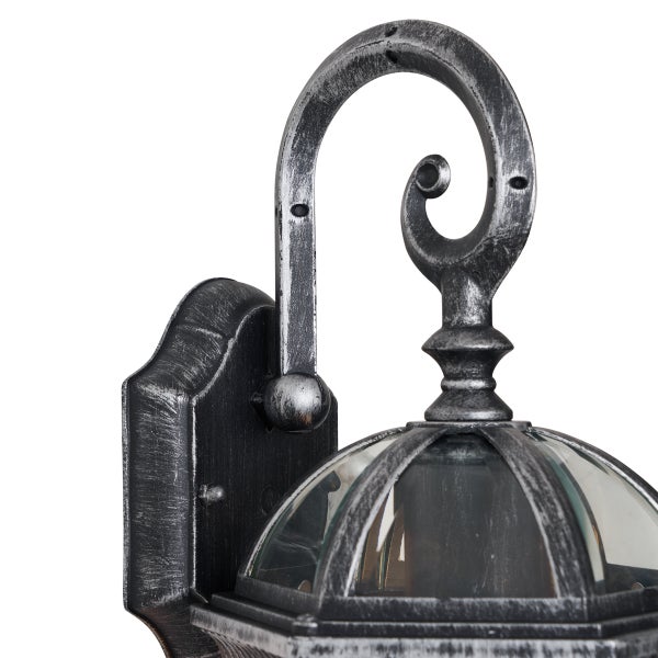 Detailansicht einer Außenwandleuchte aus Metall in Antik-Silber-Optik mit Glaseinsatz und geschwungenem Wandhalter.