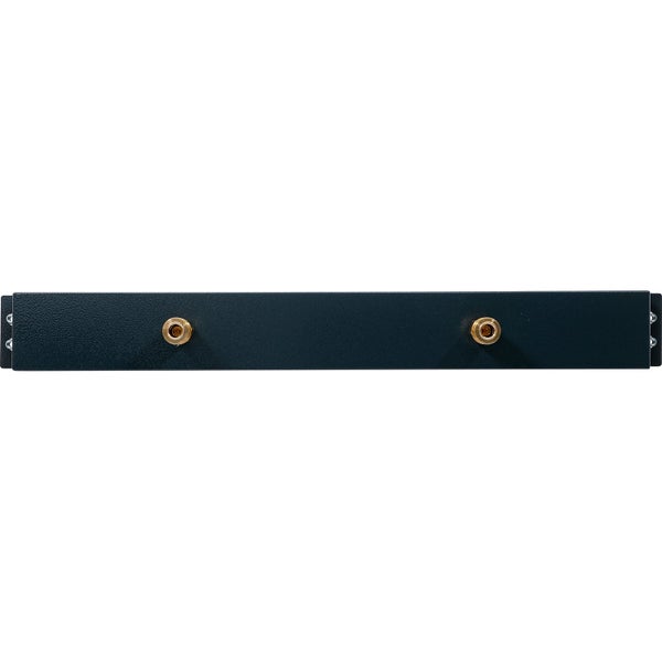 Orientteppich mit traditionellen burgunderfarbenen und cremefarbenen Mustern und Fransen, dekoriert mit Windlichtern und Vasen auf Holzboden.